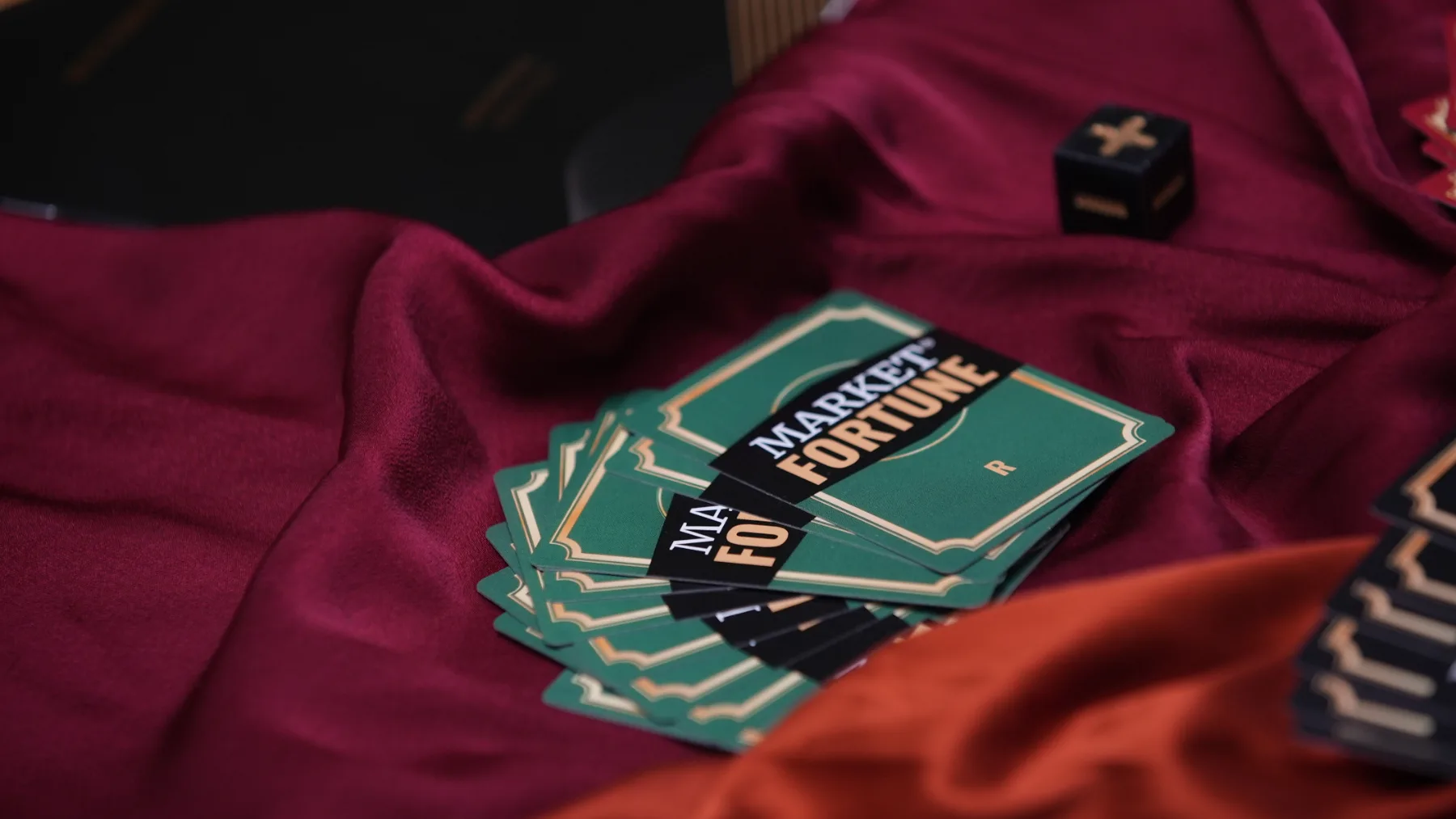 Las cartas desplegadas sobre vinotinto