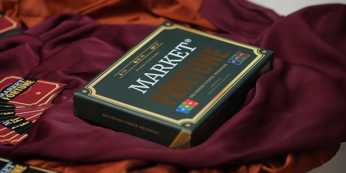 La caja y las cartas sobre seda
