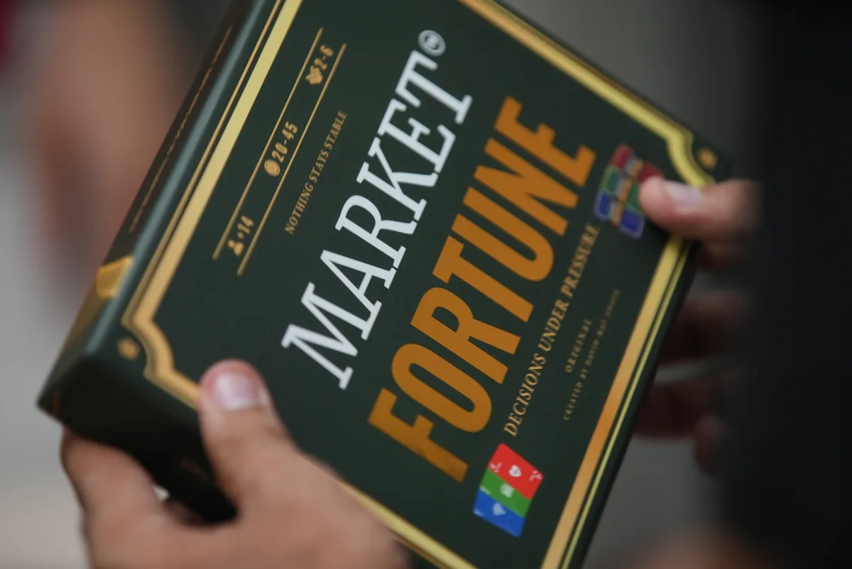 La caja de Market Fortune en las manos